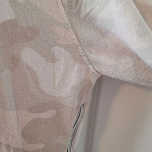 STELLA & DOT Camo Sweatshirt - Picture 5 of 9